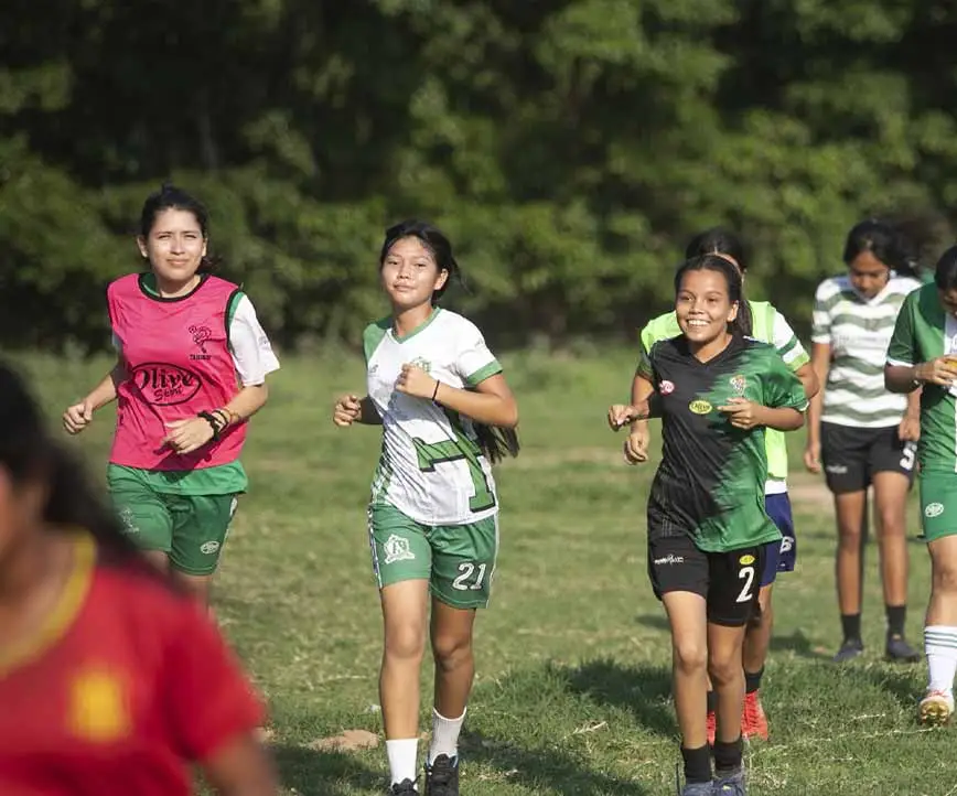 niñas jugando fútbol